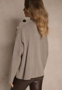 Renee - Beżowy Sweter z Metalicznymi Guzikami na Ramieniu Ederlia. Okazja: na spotkanie biznesowe, do pracy. Typ kołnierza: golf. Kolor: beżowy. Materiał: skóra. Styl: elegancki, biznesowy #4