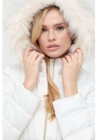 Marciano Guess kurtka damska kolor biały zimowa. Kolor: biały. Materiał: futro. Sezon: zima