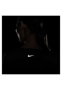 Koszulka damska do biegania Nike Run Swoosh CZ9278. Materiał: materiał, poliester. Długość rękawa: krótki rękaw. Technologia: Dri-Fit (Nike). Długość: krótkie. Sport: bieganie #3