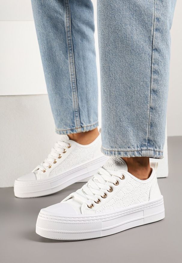 Renee - Białe Basicowe Trampki z Niską Cholewką Flormio. Okazja: na co dzień. Wysokość cholewki: przed kostkę. Kolor: biały. Materiał: jeans. Szerokość cholewki: normalna. Styl: casual