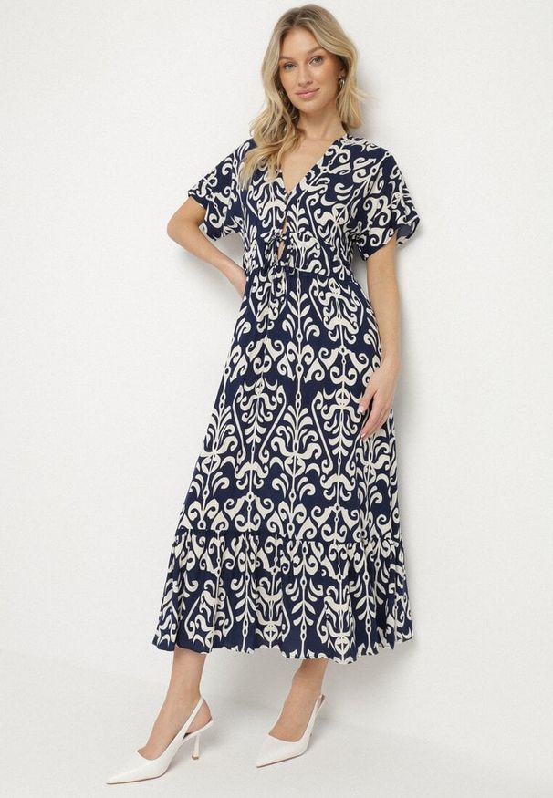 Born2be - Niebieska Sukienka z Wiskozy w Abstrakcyjny Wzór Faledira. Okazja: na co dzień. Typ kołnierza: dekolt w serek. Kolor: niebieski. Materiał: wiskoza. Długość rękawa: krótki rękaw. Typ sukienki: proste. Styl: casual, klasyczny