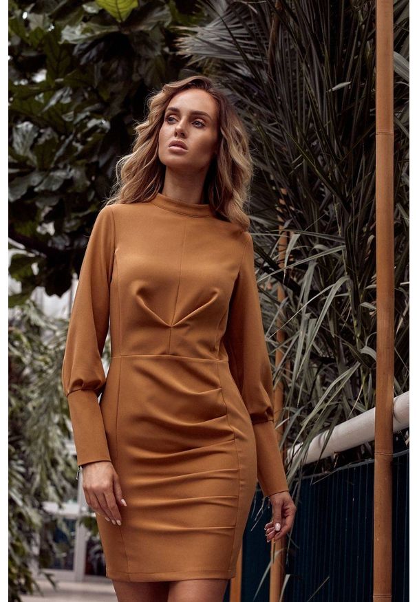 MOE - Elegancka sukienka mini z marszczeniami. Typ kołnierza: kołnierzyk stójkowy. Materiał: elastan. Styl: elegancki. Długość: mini