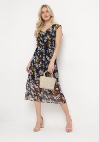 Born2be - Granatowa Sukienka Gobney. Kolor: niebieski. Materiał: tkanina, wiskoza, materiał. Długość rękawa: krótki rękaw. Wzór: kwiaty. Długość: midi #2