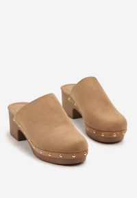 Born2be - Brązowe Klapki Mule w Stylu Drewniaków z Nitami na Słupkowym Obcasie Glerra. Nosek buta: okrągły. Kolor: brązowy. Sezon: lato. Obcas: na obcasie. Styl: klasyczny. Wysokość obcasa: średni #6