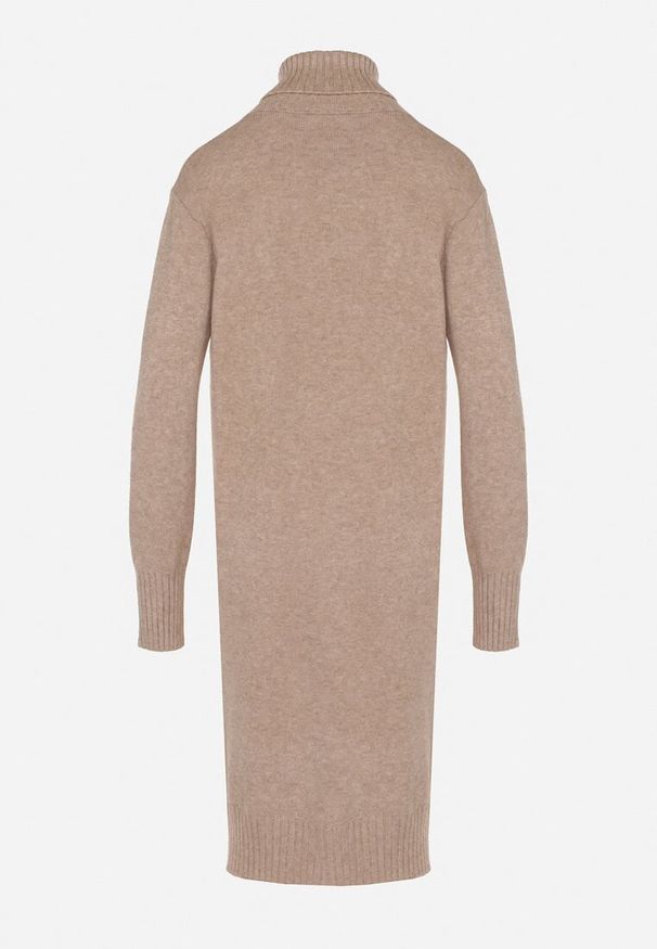 Born2be - Beżowa Dzianinowa Sukienka z Bawełną o Prostym Kroju z Golfem Tesala. Okazja: do pracy, na spotkanie biznesowe. Typ kołnierza: golf. Kolor: beżowy. Materiał: dzianina, bawełna. Wzór: jednolity. Typ sukienki: proste. Styl: klasyczny, biznesowy