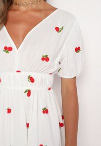 Born2be - Biała Taliowana Bawełniana Sukienka Koktajlowa z Haftem w Wisienki i Gumką w Talii Vimelina. Typ kołnierza: dekolt w kształcie V. Kolor: biały. Materiał: bawełna. Wzór: haft. Styl: wizytowy #4
