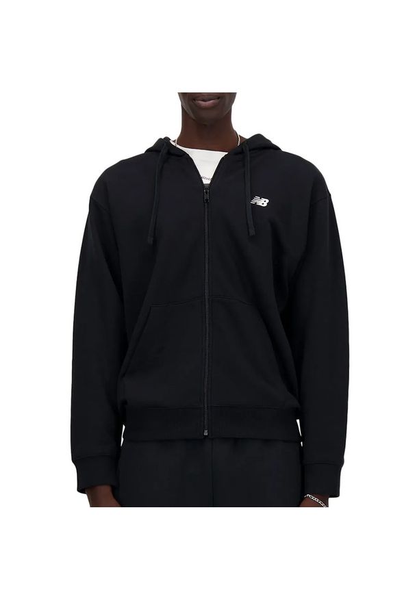 Bluza New Balance MJ41501BK - czarna. Typ kołnierza: kaptur. Kolor: czarny. Materiał: bawełna, dresówka, poliester, prążkowany. Wzór: napisy. Styl: klasyczny