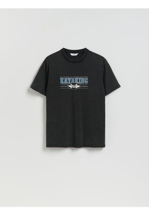 Reserved - T-shirt regular z nadrukiem - czarny. Kolor: czarny. Materiał: dzianina, bawełna. Wzór: nadruk