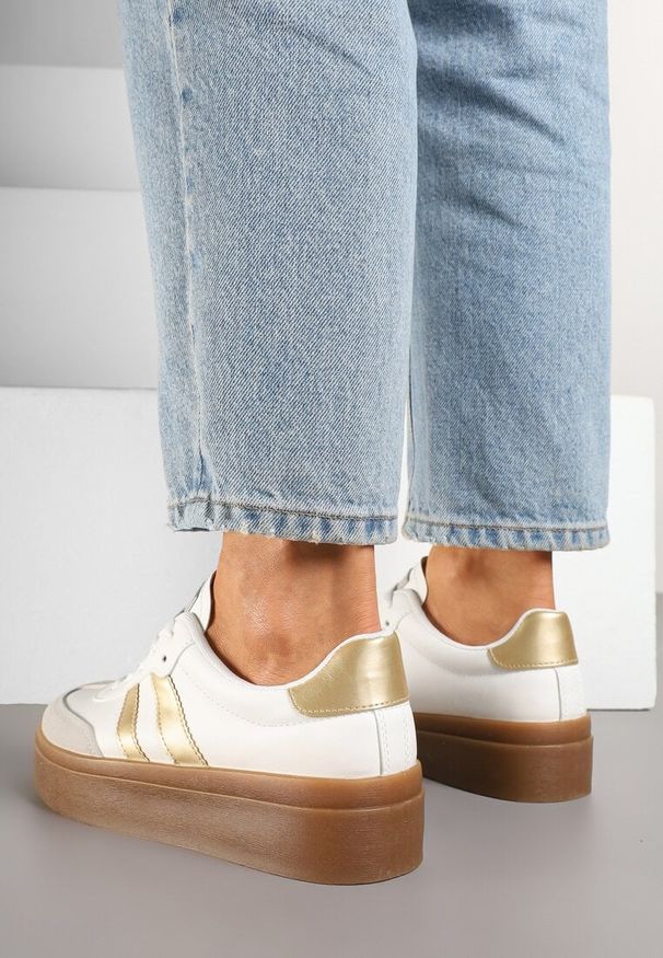 Renee - Biało-Złote Klasyczne Sneakersy Tenisówki na Niskiej Platformie Denirla. Okazja: na co dzień. Kolor: biały. Materiał: jeans. Obcas: na platformie