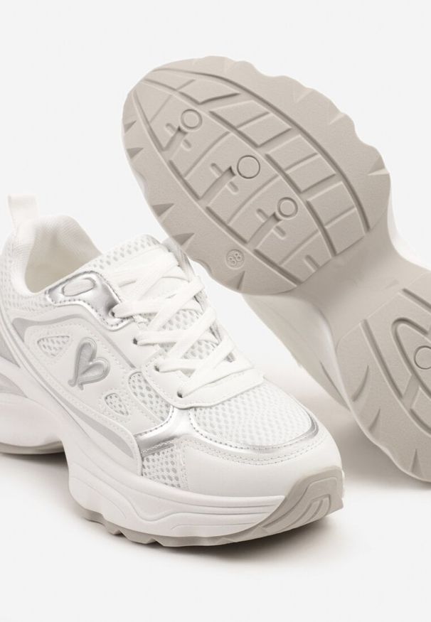 Born2be - Białe Sneakersy na Grubej Podeszwie Ozdobione Sercem Pilana. Okazja: na co dzień. Kolor: biały. Materiał: jeans. Wzór: aplikacja. Sezon: wiosna, lato