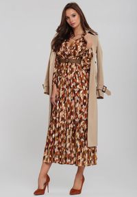 Renee - Brązowa Sukienka Bancroft z Błyszczącym Nadrukiem. Kolor: brązowy. Wzór: nadruk. Typ sukienki: kopertowe. Długość: maxi