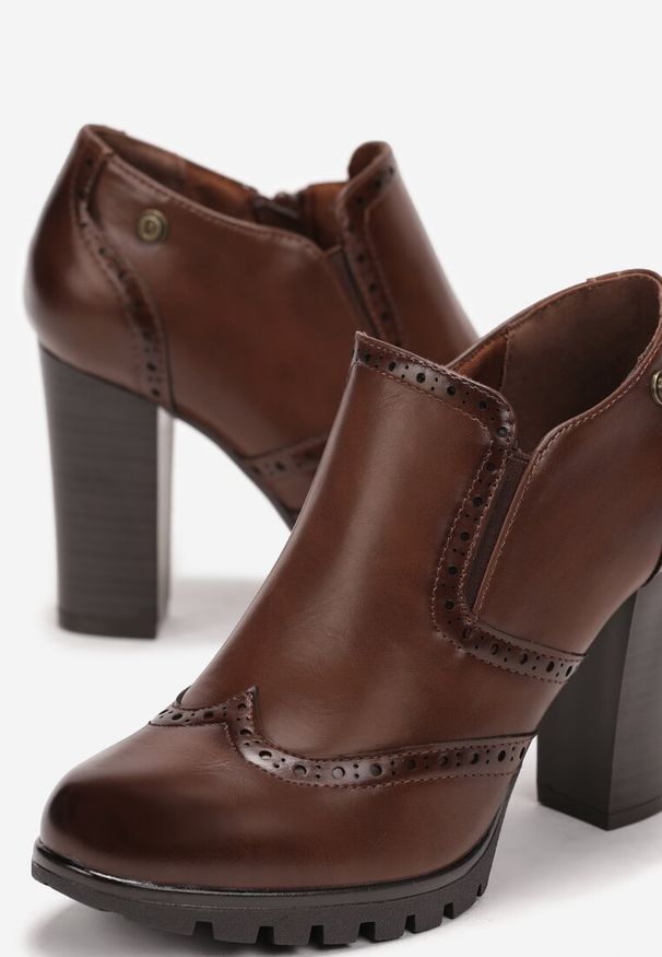 Renee - Brązowe Zasuwane Botki na Obcasie Liniwen. Okazja: na co dzień. Kolor: brązowy. Materiał: jeans. Obcas: na obcasie. Styl: elegancki, casual. Wysokość obcasa: średni