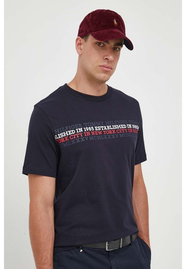 TOMMY HILFIGER - Tommy Hilfiger t-shirt bawełniany kolor granatowy z nadrukiem. Kolor: niebieski. Materiał: bawełna. Długość rękawa: krótki rękaw. Długość: krótkie. Wzór: nadruk. Styl: klasyczny