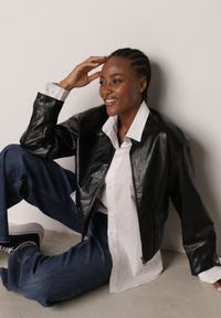 Born2be - Czarna Kurtka Ramoneska Bomberka Ściągana po Bokach Salanthe. Okazja: na co dzień. Kolor: czarny. Materiał: poliester, jeans. Styl: casual #1