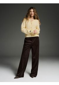 Reserved - Spodnie z imitacji zamszu - ciemnobrązowy. Kolor: brązowy. Materiał: zamsz #1