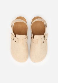 Renee - Beżowe Sandały Typu Chodaki z Klamrami Silvermore. Okazja: na co dzień. Zapięcie: klamry. Kolor: beżowy. Materiał: skóra, jeans. Styl: casual, street #4