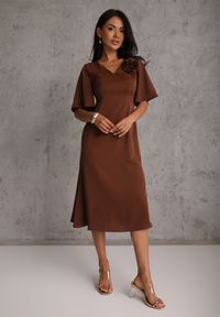 Renee - Brązowa Zwiewna Sukienka Wieczorowa VICES z Aplikacją 3D w Kształcie Kwiatu Themira. Typ kołnierza: dekolt w kształcie V. Kolor: brązowy. Wzór: aplikacja, kwiaty. Styl: wizytowy #7