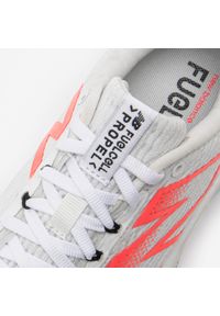 Buty do biegania damskie New Balance Fuelcell Propel V5. Kolor: biały. Materiał: kauczuk, włókno. Szerokość cholewki: normalna. Sport: bieganie