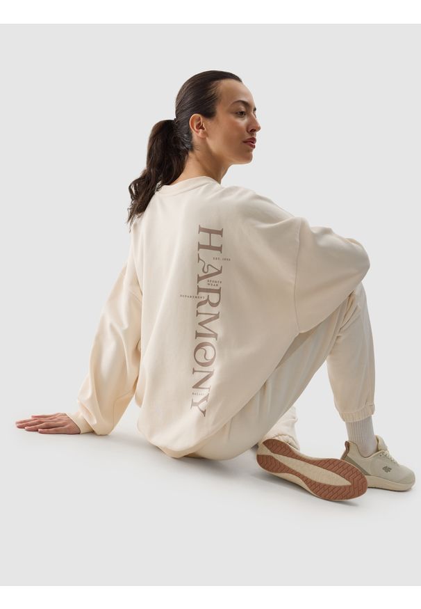 4f - 4F Bluza dresowa oversize nierozpinana bez kaptura damska - kremowa XXL. Okazja: na co dzień. Typ kołnierza: bez kaptura. Kolor: beżowy. Materiał: dresówka. Wzór: gładki, nadruk, ze splotem. Styl: sportowy, klasyczny, casual