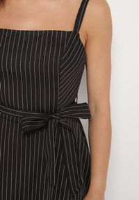 Born2be - Czarna Sukienka z Wiskozą ze Wzorem Pasków Dolereia. Okazja: na co dzień. Kolor: czarny. Materiał: wiskoza. Długość rękawa: na ramiączkach. Styl: casual, klasyczny. Długość: midi #3