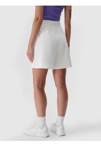 4f - 4F Spodenki dresowe damskie - białe S. Kolor: biały. Materiał: dresówka. Długość: krótkie. Wzór: ze splotem, gładki #2