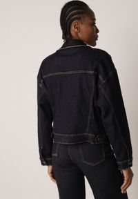 Born2be - Niebieska Kurtka Jeansowa z Bawełną Zdobiona Kontrastowymi Lamówkami Nedore. Okazja: na spacer, na co dzień. Kolor: niebieski. Materiał: bawełna, jeans. Wzór: aplikacja. Sezon: lato. Styl: casual, klasyczny #2