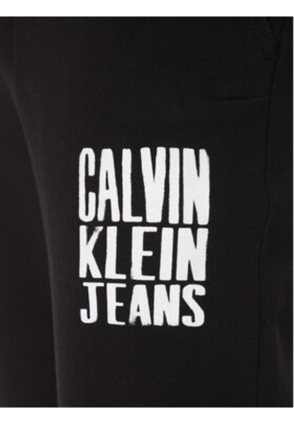 Calvin Klein Jeans Spodnie dresowe Painted J30J327535 Czarny Regular Fit. Kolor: czarny. Materiał: bawełna