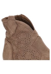 Brązowe Botki Ażurowe S.Barski Stylowe Obuwie Damskie. Okazja: na co dzień. Zapięcie: zamek. Kolor: brązowy. Szerokość cholewki: normalna. Wzór: ażurowy. Materiał: materiał. Obcas: na obcasie. Styl: elegancki. Wysokość obcasa: niski #3