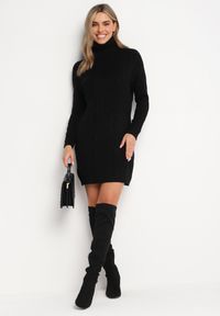 Born2be - Czarna Sweterkowa Mini Sukienka z Szerokim Golfem i Ściągaczami Patricime. Typ kołnierza: golf. Kolor: czarny. Długość: mini #4