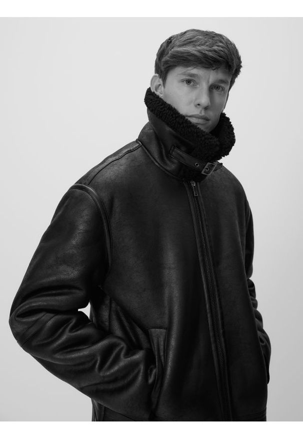 Reserved - Kurtka sherpa z kołnierzem - czarny. Kolor: czarny. Materiał: tkanina. Wzór: gładki