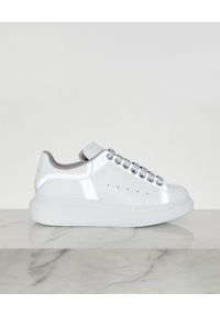Alexander McQueen - ALEXANDER MCQUEEN - Sneakersy z odblaskowymi detalami. Nosek buta: okrągły. Zapięcie: sznurówki. Kolor: biały. Materiał: guma. Wzór: nadruk #2