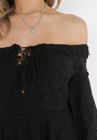 Born2be - Czarna Sukienka Mini ze Sznurowaniem Ozdobiona Koronką Olymetina. Kolor: czarny. Materiał: koronka. Wzór: aplikacja, koronka. Długość: mini #2