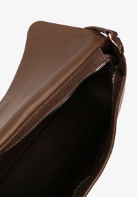 Born2be - Brązowa Prostokątna Torebka na Ramię z Metaliczną Ozdobą Durrive. Kolor: brązowy. Wzór: aplikacja. Styl: klasyczny, casual, elegancki. Rodzaj torebki: na ramię