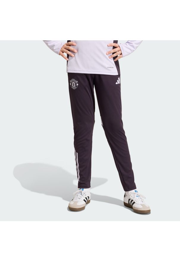 Adidas - Spodnie Manchester United Tiro 25 Competition Training Kids. Kolor: fioletowy, wielokolorowy, czarny. Sport: piłka nożna