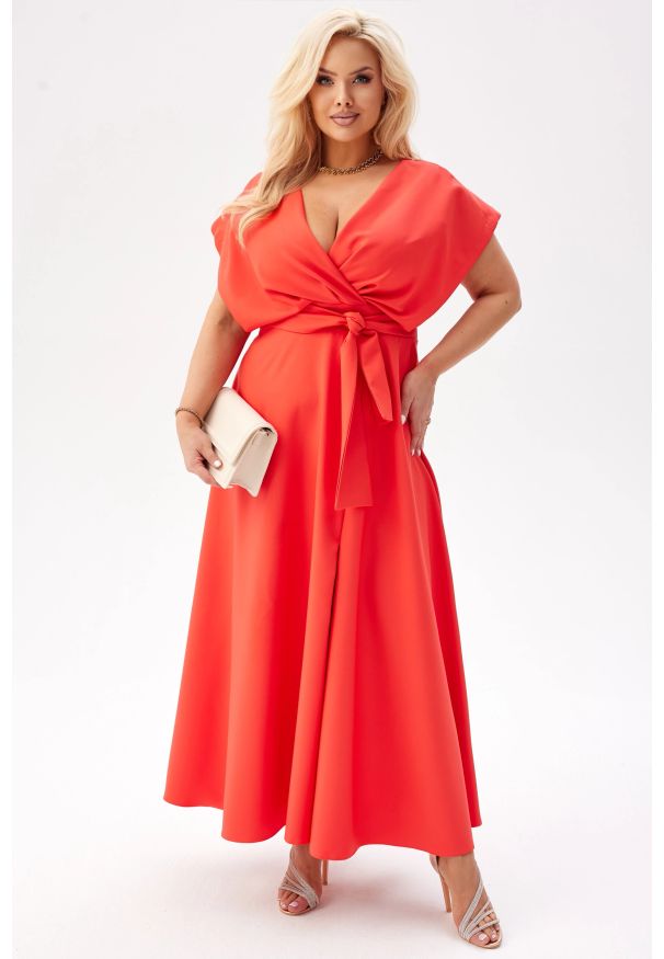 Moda Size Plus Iwanek - Elegancka sukienka Flavia na wesele - zmysłowy blask papai PLUS SIZE XXL. Okazja: na wesele, na ślub cywilny. Typ kołnierza: dekolt kopertowy. Kolekcja: plus size. Materiał: tkanina, elastan, poliester. Typ sukienki: dla puszystych. Styl: elegancki
