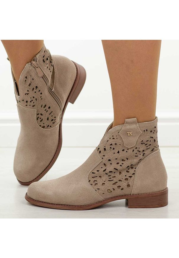 C.Beżowe tp skórzane ażurowe botki damskie T.Sokolski w26-50. Okazja: na co dzień. Nosek buta: okrągły. Kolor: beżowy. Szerokość cholewki: normalna. Wzór: ażurowy. Materiał: zamsz, skóra. Sezon: wiosna, jesień, lato. Obcas: na obcasie. Styl: casual, elegancki, klasyczny. Wysokość obcasa: niski