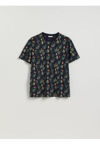 Reserved - T-shirt regular ze świątecznym nadrukiem - granatowy. Kolor: niebieski. Materiał: dzianina, bawełna. Wzór: nadruk. Styl: wizytowy #1