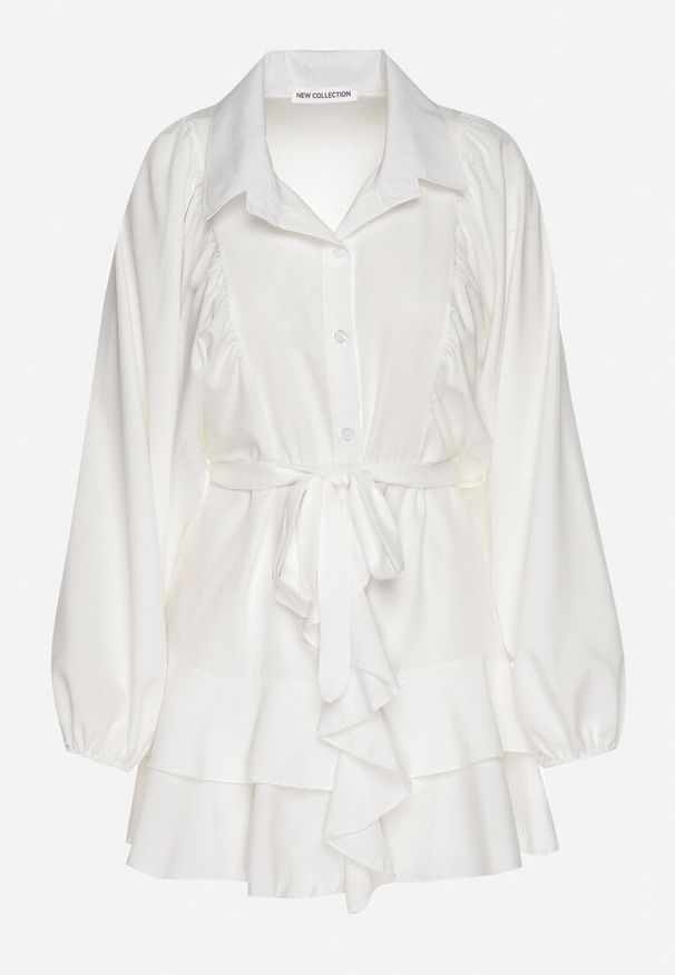 Born2be - Biała Sukienka Ozdobiona Paskiem i Falbanami Divilena. Okazja: na co dzień. Kolor: biały. Materiał: jeans. Wzór: aplikacja. Styl: elegancki, casual