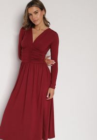 Born2be - Bordowa Marszczona Sukienka Taliowana z Wiskozą z Dekoltem V i Długim Rękawem Emirie. Okazja: na co dzień, na spotkanie biznesowe. Typ kołnierza: dekolt w kształcie V. Kolor: czerwony. Materiał: wiskoza. Długość rękawa: długi rękaw. Styl: biznesowy, casual #6