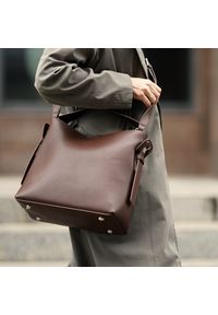 Shopperka Solier FL44 Elara c. brązowa. Kolor: brązowy. Wzór: jednolity. Materiał: skórzane. Styl: biznesowy, klasyczny, elegancki, casual. Rodzaj torebki: na ramię