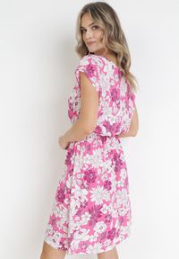 Born2be - Różowa Wiskozowa Sukienka Mini w Kwiaty z Gumką w Pasie Charmain. Kolor: różowy. Materiał: wiskoza. Wzór: kwiaty. Sezon: lato. Długość: mini