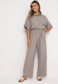 Born2be - Ciemnobeżowy Bawełniany Kombinezon z Koszulową Górą i Prostymi Spodniami Namsore. Kolor: beżowy. Materiał: bawełna. Styl: klasyczny, elegancki #3