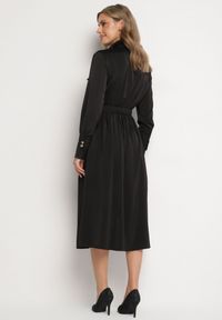 Born2be - Czarna Rozkloszowana Sukienka o Koszulowym Kroju z Imitacją Kieszeni i Gumką w Talii Rizza. Okazja: na co dzień. Kolor: czarny. Typ sukienki: koszulowe. Styl: casual, klasyczny, elegancki, wizytowy #7