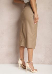 Renee - Ciemnobeżowa Spódnica z Ekoskóry High Waist z Rozcięciem i Napami z Przodu Asttia. Okazja: na co dzień. Stan: podwyższony. Kolor: beżowy. Materiał: bawełna. Sezon: zima, jesień. Styl: casual #4