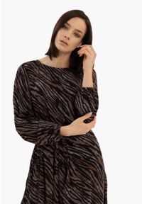 Volcano - Wiskozowa sukienka G-MAIZE. Okazja: na spotkanie biznesowe. Kolor: brązowy. Materiał: wiskoza. Wzór: nadruk. Styl: wizytowy, biznesowy, klasyczny. Długość: midi #1