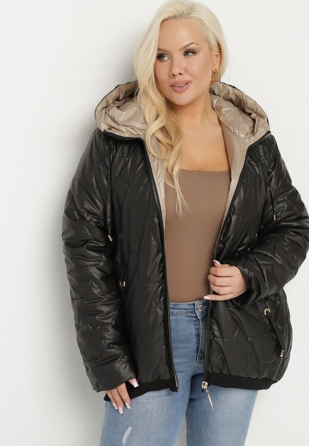 Born2be - Czarna Kurtka Pikowana o Pudełkowym Kroju z Kapturem Nusolea. Okazja: na co dzień. Typ kołnierza: kaptur. Kolekcja: plus size. Kolor: czarny. Materiał: jeans. Styl: elegancki, casual