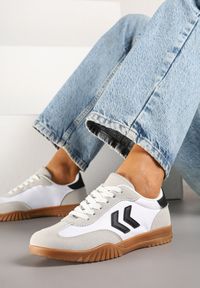 Born2be - Białe Sneakersy w Stylu Klasycznych Tenisówek z Ozdobnymi Przeszyciami Napilia. Okazja: na spotkanie biznesowe. Kolor: biały. Materiał: jeans, skóra #1