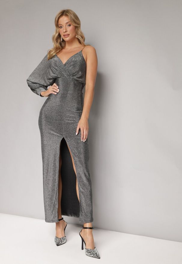 Born2be - Srebrna Błyszcząca Asymetryczna Sukienka Maxi z Rozcięciem i Kopertowym Dekoltem Aknasa. Kolor: srebrny. Materiał: materiał. Typ sukienki: asymetryczne, kopertowe. Długość: maxi