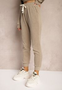 Renee - Ciemnobeżowe Dresowe Spodnie z Dodatkiem Bawełny High Waist z Gumką w Pasie Pesaria. Stan: podwyższony. Kolor: beżowy. Materiał: dresówka, bawełna #3