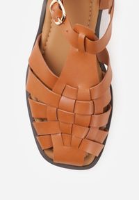 Renee - Jasnobrązowe Sandały VICES z Przeplatanymi Paseczkami i Klamerką Metiphia. Okazja: na co dzień. Zapięcie: pasek. Kolor: brązowy. Wzór: nadruk. Sezon: lato. Styl: casual, elegancki #4